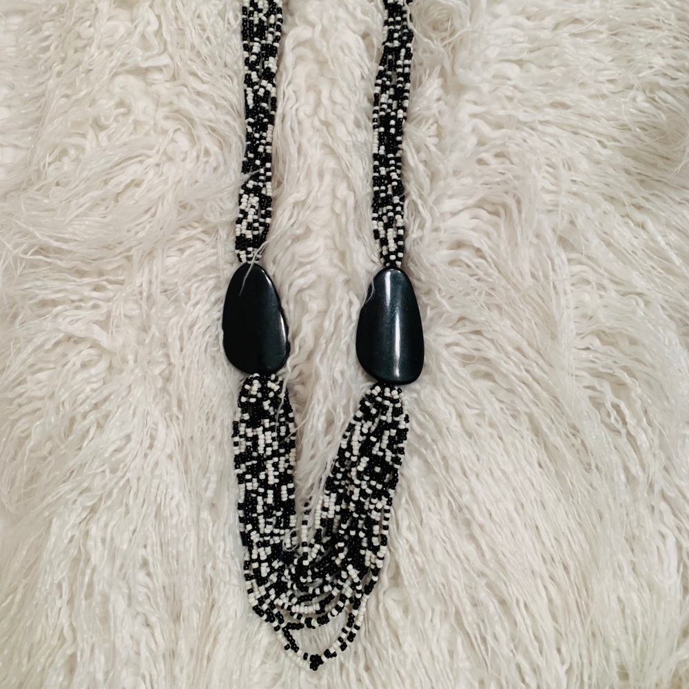 Multi strand beaded necklace ⚫️⚪️